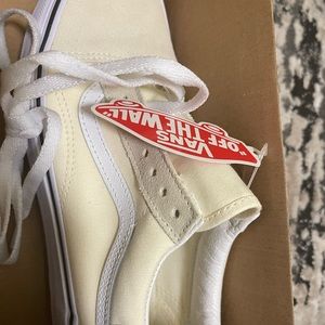 Vans Shoes,size 7.5 in men and 9 in women and never worn it’s brand NEW.